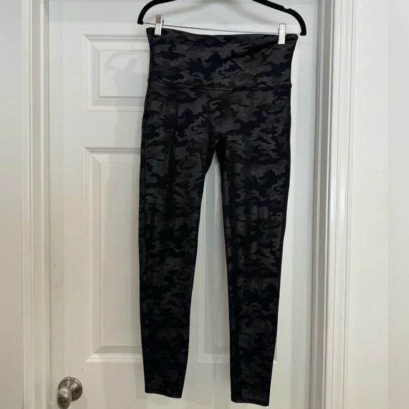 SPANX faux leather CAMO legging XL - Picture 4 of 7
